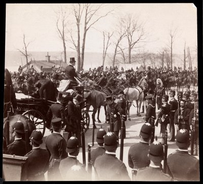 Ansicht der Menge und Militärs um eine Kutsche mit Präsident Harrison am Grant